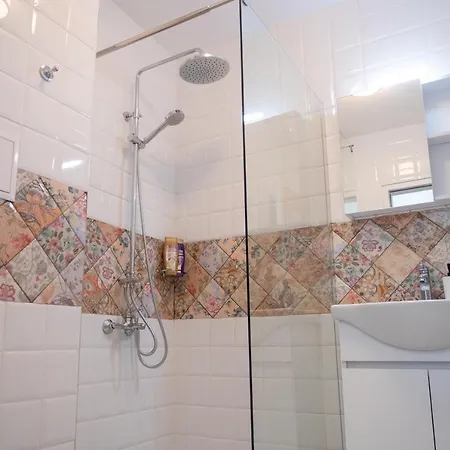 Sunny 1bdr Near Center Apartament *