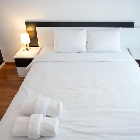 Sunny 1bdr Near Center Apartament *