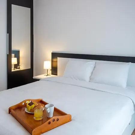 Sunny 1bdr Near Center Appartamento