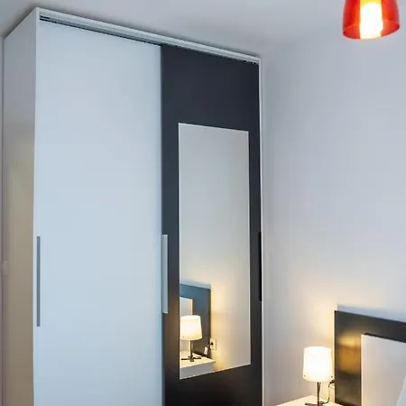 Sunny 1bdr Near Center Appartamento *