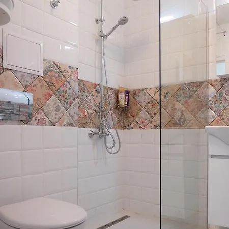 Sunny 1bdr Near Center *