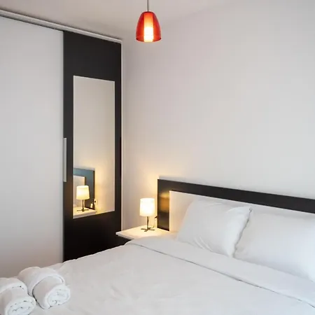 Sunny 1bdr Near Center *