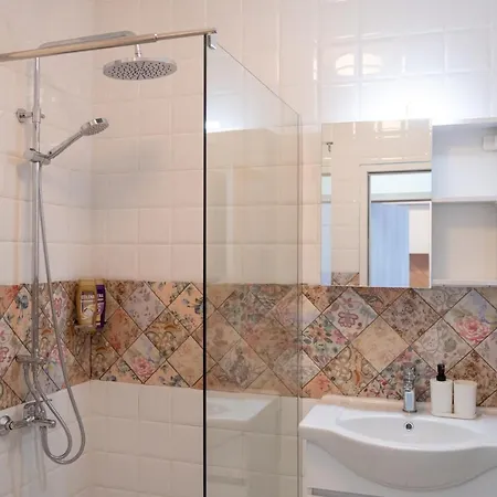 Sunny 1bdr Near Center Appartamento *